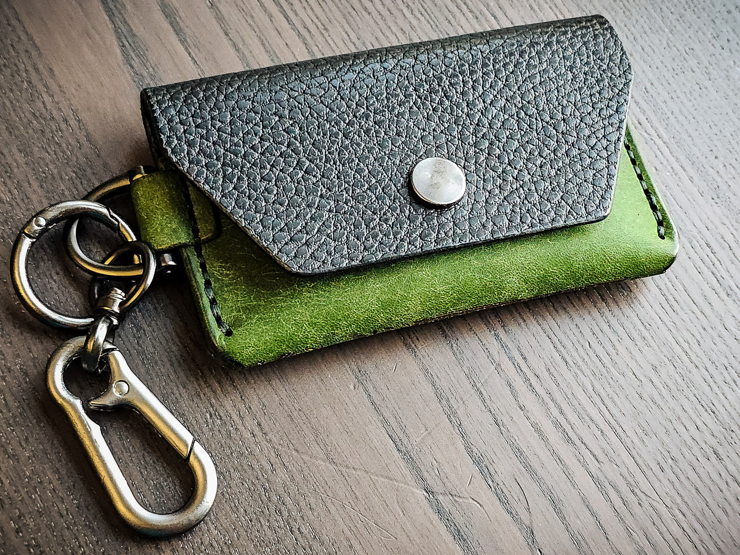Latchkey leather keychain wallet in green and black vegetable-tanned leather